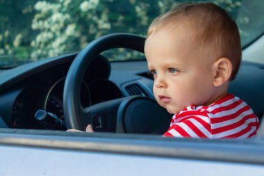 Bebek şoförü. Çocuk konseptiyle seyahat.