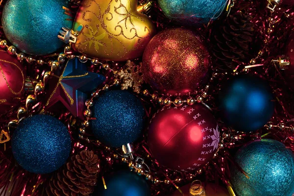Csodálatos Karácsonyi Kompozíció Kék Piros Karácsonyi Golyókkal Karácsonyi Vagy Újévi — Stock Fotó