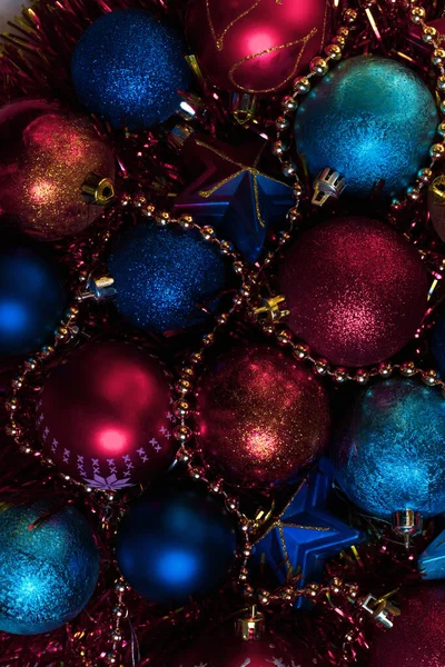 빨간색, 파란색 공으로 구성된 크리스마스 장식. — 스톡 사진