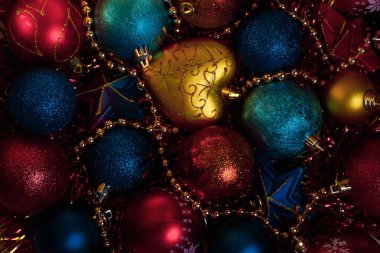 Kırmızı, mavi taşaklı Noel kompozisyonu.