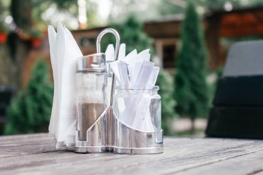 Metal bardak altlığında peçete, biber ve kürdan.. 