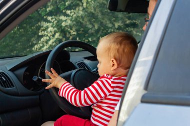 Bebek şoförü. Çocuk konseptiyle seyahat.