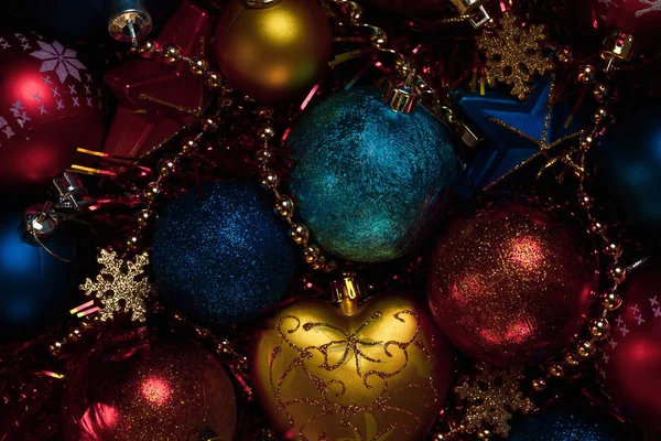 Karácsonyi ünnepek összetétele piros, kék golyók. — Stock Fotó