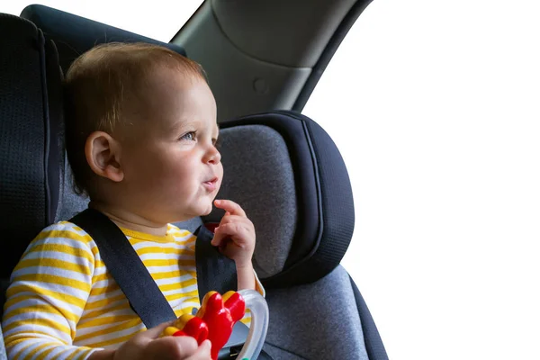 Bebé en el asiento del coche. Aislado sobre blanco. Imagen De Stock