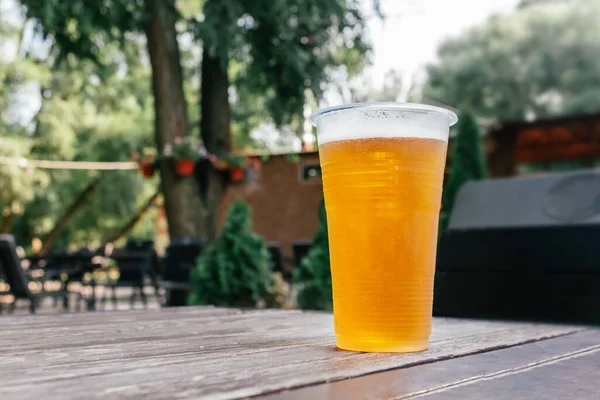 Lätt öl i glas på träbord. — Stockfoto