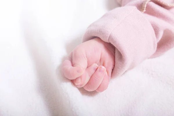 Recién nacido chica caucásica mano en puño. — Foto de Stock