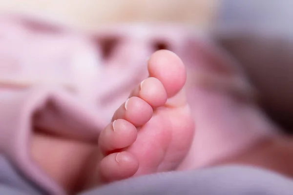 Dedos recién nacidos. De cerca. Niña caucásica. — Foto de Stock