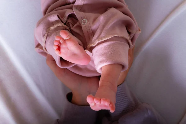 Piedi neonati di neonata caucasica. Primo piano. — Foto Stock