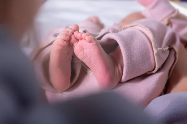 Piedi neonati di neonata caucasica. Primo piano. — Foto Stock