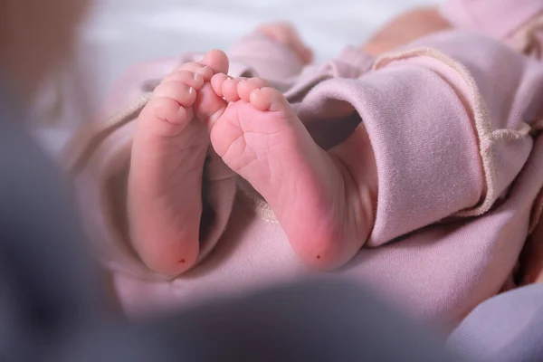 Yeni doğmuş topuk iğnesi testi ve lolipop ponksiyonu..