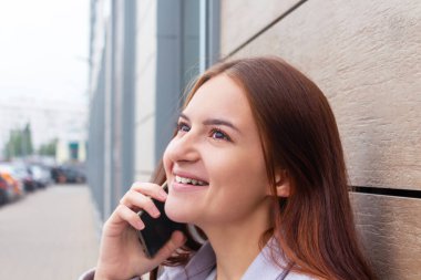 Beyaz kız öğrenci arıyor ve gülümsüyor..