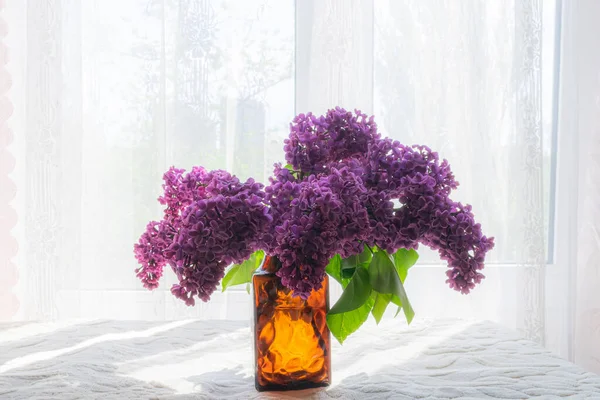 Vazodaki kadife leylak dalları