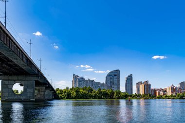 Kyiv şehrindeki Dnipro nehrinin manzarası