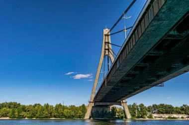 Kyiv şehrindeki Dnipro nehir köprüsünün manzarası