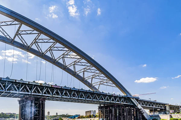 キエフ市のドニプロ川橋の眺め — ストック写真