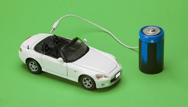 緑の背景に電池で動くエコカー ストック写真