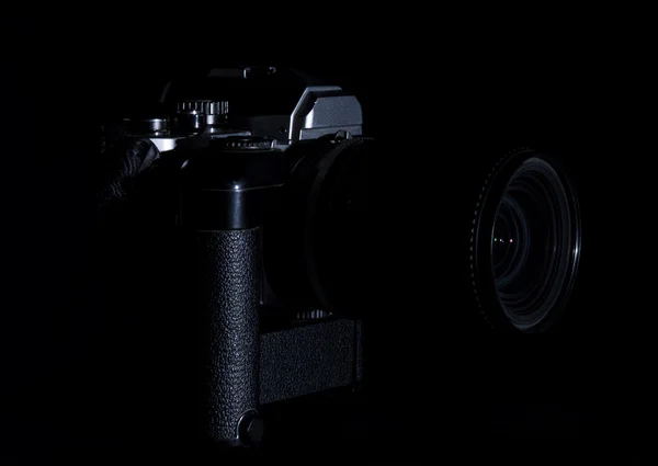 Fotocamera meccanica vintage su sfondo nero — Foto Stock