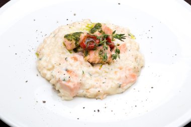 Risotto büyük bir plaka üzerinde