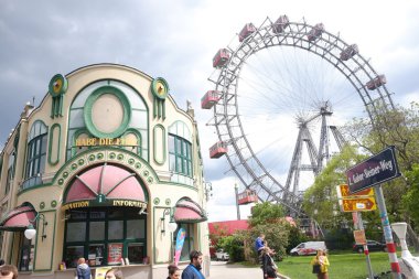 Vienna, Avusturya - 16 Mayıs 2016: Wiener Riesenrad Prater Parkı üzerinde