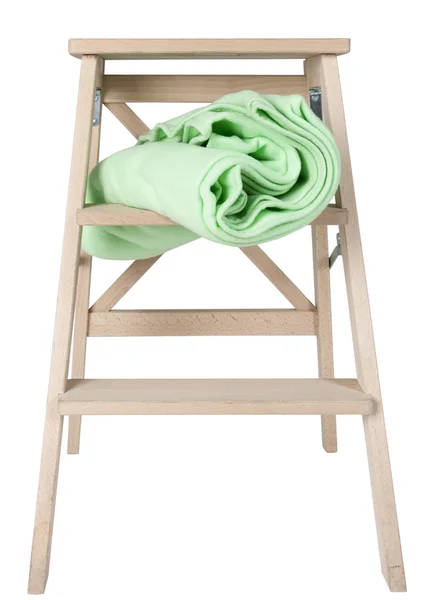 Yeşil bir battaniye beyaz arka plan üzerinde izole bir merdiven var — Stok fotoğraf