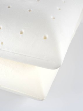 Ortopedik yastık, hafıza köpüğü. Yastıkta el izi var. Ortopedik ve tedavi edici etkiyle rahat bir yatak. Hafıza köpüğü materyali