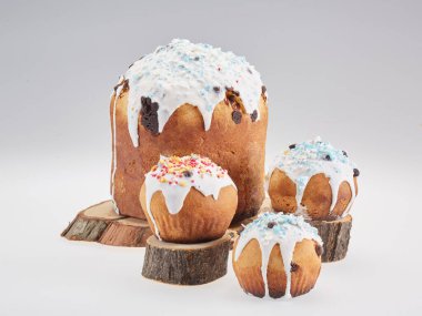 Renkli pastalı Paskalya kompozisyonu