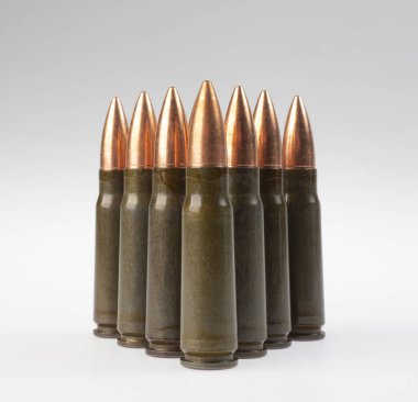 Otomatik silahlar için metal fişekler.