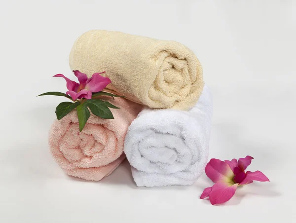 Towels with pink orchids — Stock Photo, Image