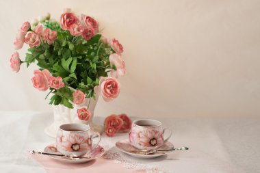 Çiçekler ve çay bardak