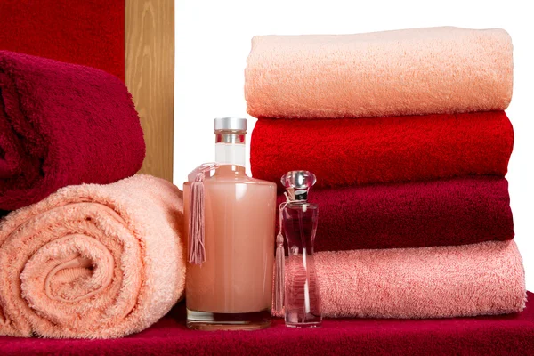 Froté ručníky na stojanu do úhledné hromádky — Stock fotografie