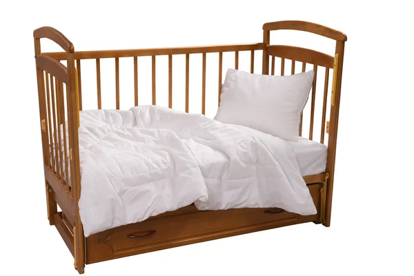 Деревянная кровать с одеялом и подушкой — стоковое фото