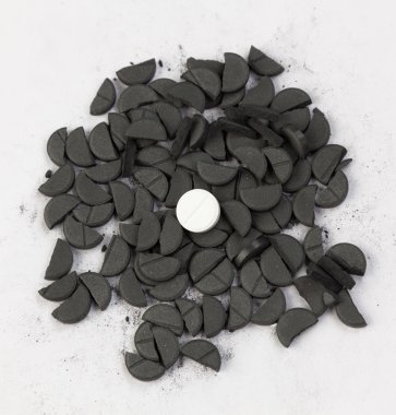 Aktif karbon hapları beyaz tablet ile