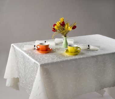 bardak ve masaya çiçek