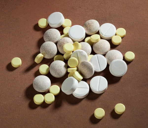 Stos różnych tabletek — Zdjęcie stockowe