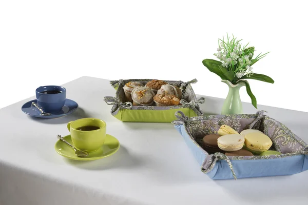 Vida tranquila com biscoitos e xícaras de chá isoladas em fundo branco — Fotografia de Stock