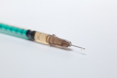 İğne ucunda bir damla bir şırınga