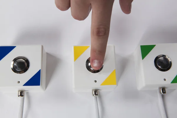 Oyun quiz: sıkıştırma belgili tanımlık düğme parmak tarafından — Stok fotoğraf