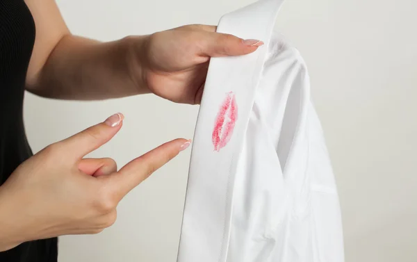 Männliches T-Shirt mit Lippenstift-Print — Stockfoto