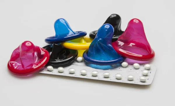 避妊: コンドームとタブレットのセット ストック写真