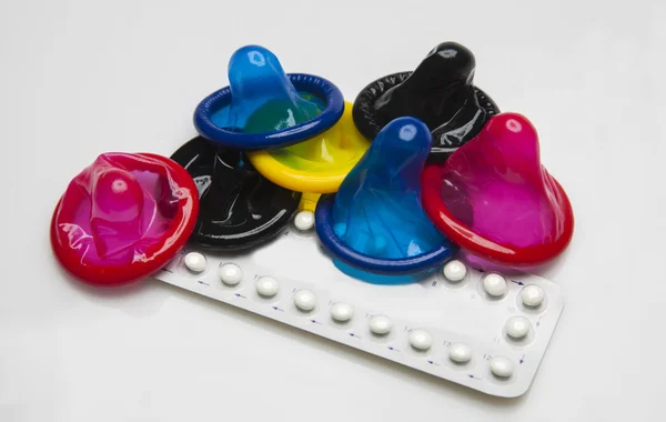 Contraception : pile de préservatifs et de comprimés — Photo