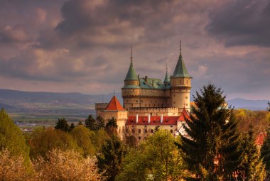 Romantik kale Bojnice sırasında sunfall, Slovakya