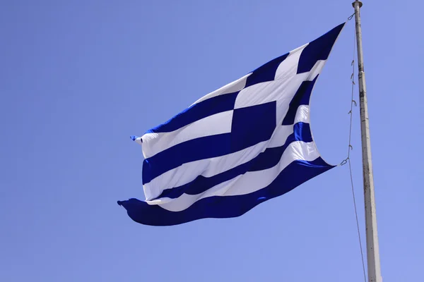 Bandeira grega sob o céu azul na ilha grega Kos — Fotografia de Stock