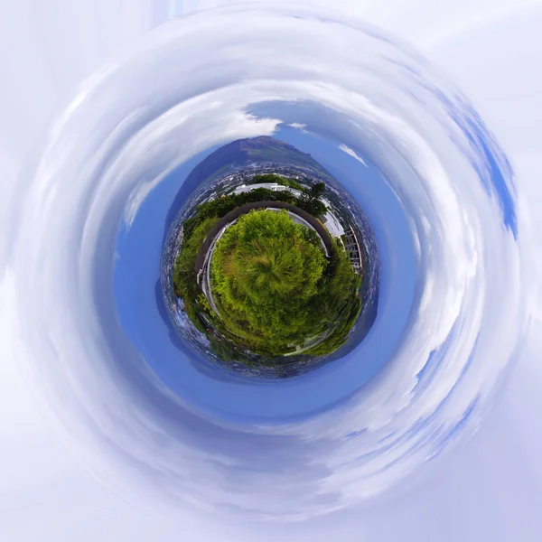 Miniplanet 360 μοιρών της Νησί Μαυρίκιος, νησί με βουνά και πράσινα δέντρα, κάτω από τον ουρανό θολό — Φωτογραφία Αρχείου