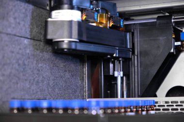 Mavi kapaklı cam şişeler otomatik örnekleyicili HPLC sisteminin rafında. Kimyasal ya da klinik laboratuvarında bileşiklerin ayrıştırılması. Bilimsel ve araştırma çalışmaları. Eczacılıkların geliştirilmesi.