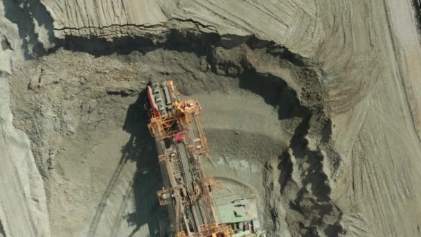 Vista aérea de la excavadora de ruedas de cubo en proceso de extracción de recursos naturales. Industria pesada. — Vídeos de Stock