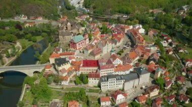 Çek Cumhuriyeti 'nin Ohri nehri ile çevrili, madalyon şatosunun hava manzarası