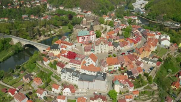 Uitzicht vanuit de lucht op kasteel Loket, omgeven door de rivier de Ohri, Tsjechië — Stockvideo