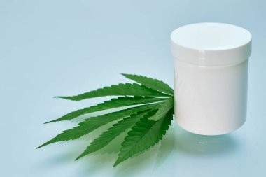 Kenevir ve plastik paket veya kremalı bir kavanoz kenevir yağı içeriyordu