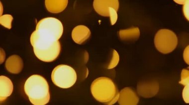 Altın parıltılı ışıklarla parıldayan bokeh. Noel arkaplanı. Yeni yıl partisi. 