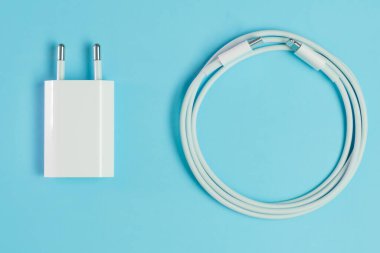 Yıldırımlı beyaz akıllı telefon şarj kablosu yüksek hızlı USB A konnektör ve adaptör.